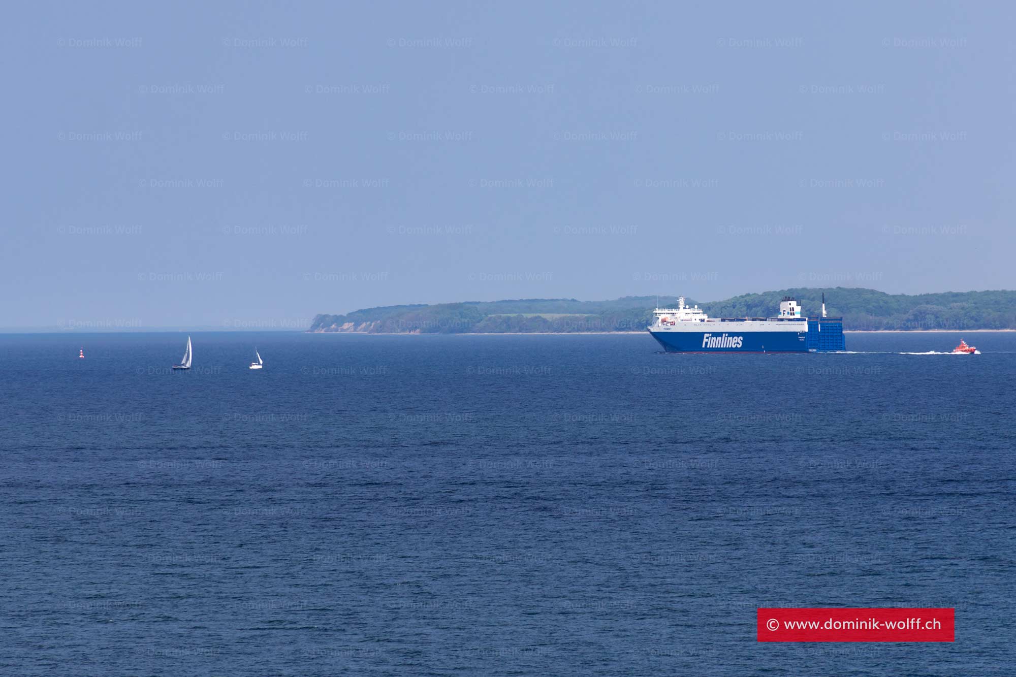 Bild + Foto - Finnlines läuft aus Lübeck Travemünde aus